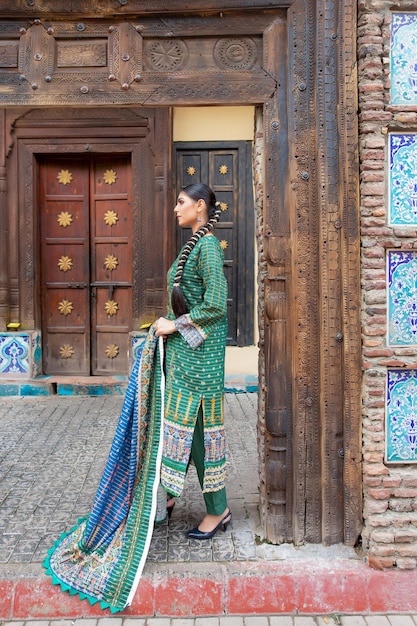 Ładna dziewczyna poza pozycją w Desi Dress do sesji mody na ulicach w Walled City Lahore