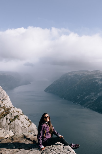 Ładna Dziewczyna Stoi Na Ambonie Na Górze Preikestolen W Norwegii