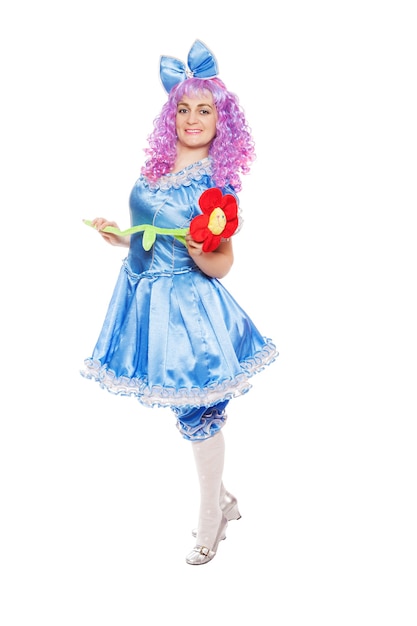 Ładna dziewczyna ubrana jak Malwina, lalka z niebieskimi włosami na białym tle