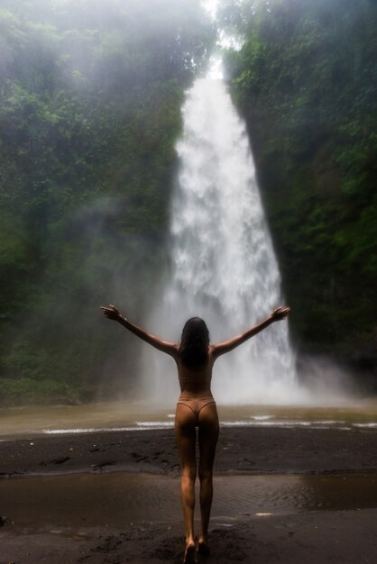 Ładna Dziewczyna W Sekumpul Waterfall, Bali