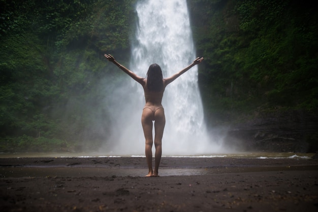 Ładna Dziewczyna W Sekumpul Waterfall, Bali