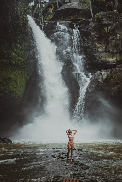 Ładna dziewczyna w wodospadzie Tegenungan, Bali