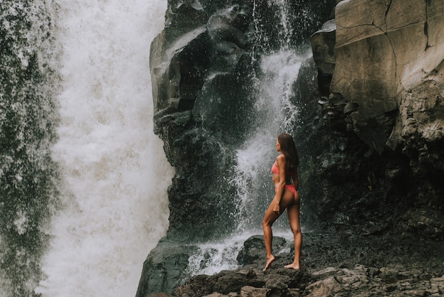 Ładna Dziewczyna W Wodospadzie Tegenungan, Bali