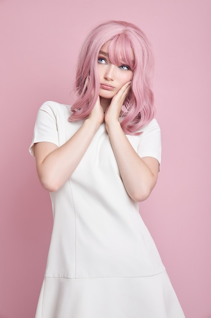 Ładna dziewczyna z długimi różowymi włosami, farbowanie włosów.