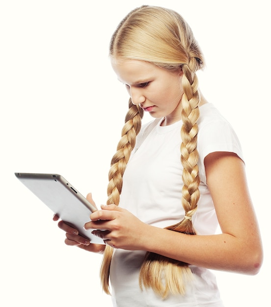 Ładna dziewczynka z komputerem typu Tablet