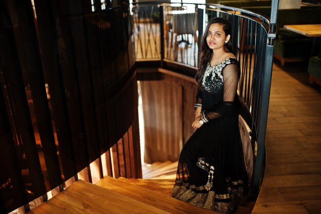 Ładna Indyjska Dziewczyna W Czarnej Sukience Sari Pozowała W Restauracji