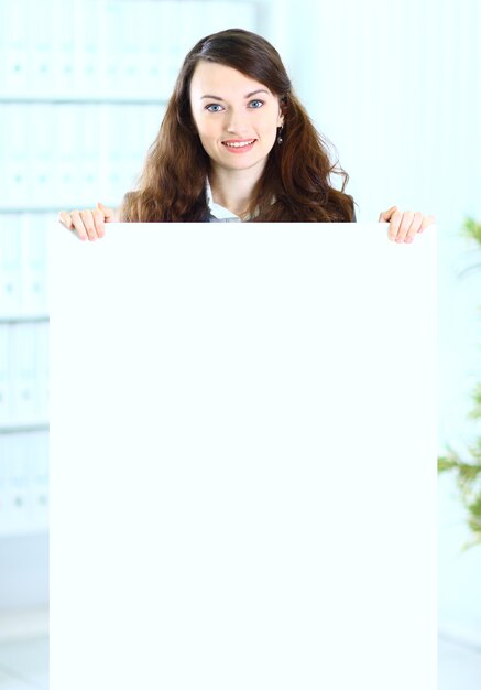 Ładna kobieta biznesu w biurze pokazów plakatu