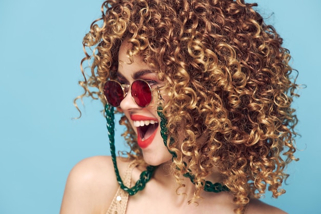 Ładna kobieta Czerwone usta zabawy kręconych włosów zbliżenie okulary przeciwsłoneczne