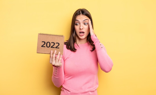 Ładna kobieta czuje się szczęśliwa podekscytowana i zaskoczona koncepcją kalendarza 2022
