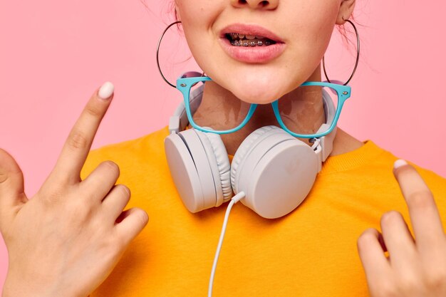Ładna kobieta grymas słuchawki muzyka rozrywka technologia pojedyncze tła niezmienione