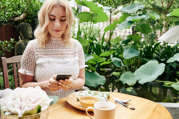 Ładna kobieta ma lunch biznesowy