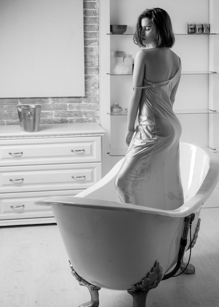 Ładna kobieta ma na sobie szlafrok w łazience piękna kobieta relaks w wannie zmysłowy uroczy młody