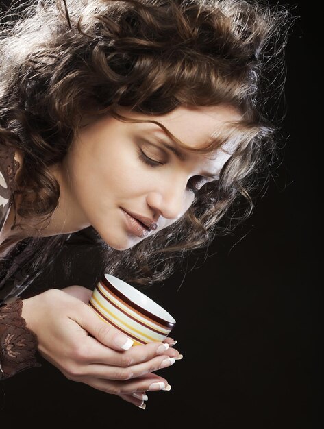 ładna kobieta pije kawę