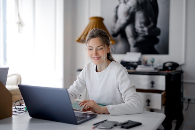 Ładna kobieta pracuje na laptopie