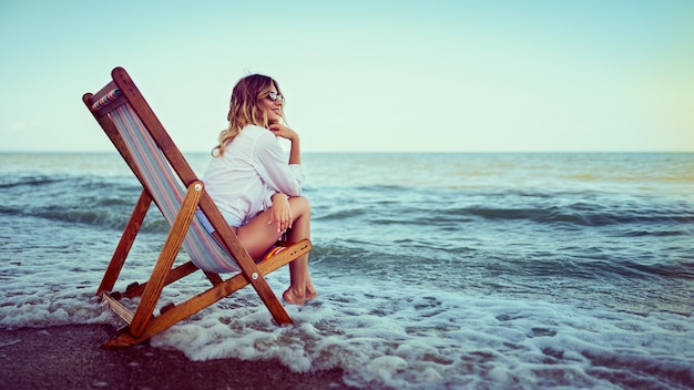 Ładna Kobieta Relaksuje Na Leżak Plaży