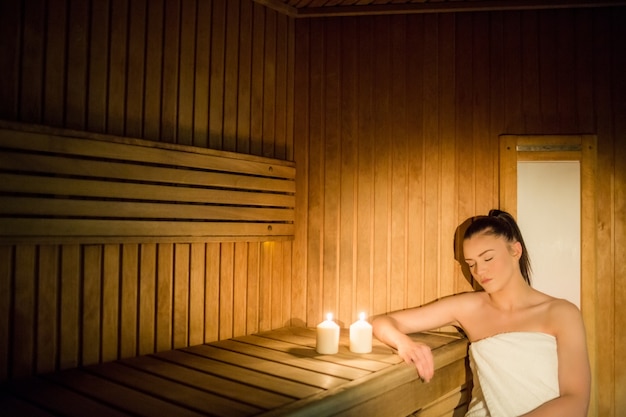 Ładna kobieta relaksuje w sauna