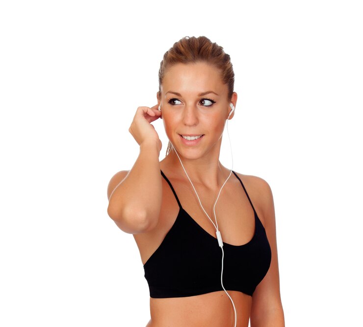 Zdjęcie ładna kobieta robi fitness istening muzykę ze słuchawkami