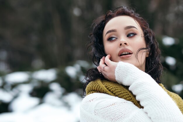 Ładna kobieta stoi na zewnątrz ulicy snow park las pogoda zima ubrana z dzianiny ciepły sweter i s