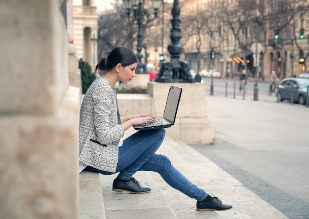 Ładna Kobieta Używa Laptop