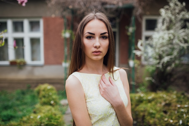 Ładna kobieta w białej sukni