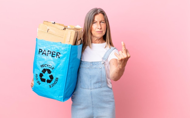 Ładna kobieta w średnim wieku czuje się zła, zirytowana, buntownicza i agresywna koncepcja recyklingu kartonu