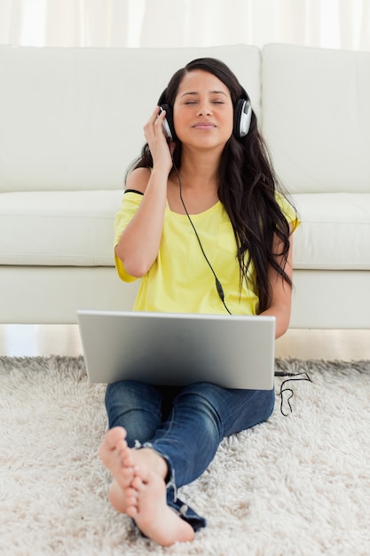 Ładna łacińska cieszy się muzyka na laptopie