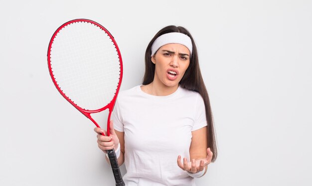 Ładna latynoska kobieta wygląda na złą, zirytowaną i sfrustrowaną koncepcją tenisa