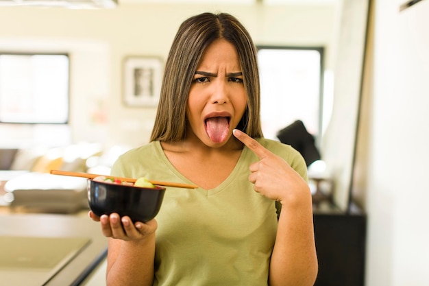 Ładna Latynoska o miskę makaronu ramen