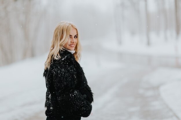 Ładna młoda blondynki kobieta przy zima dniem
