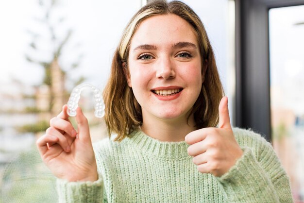 Zdjęcie Ładna młoda kobieta trzymająca wystrój wnętrz domu dentystycznego