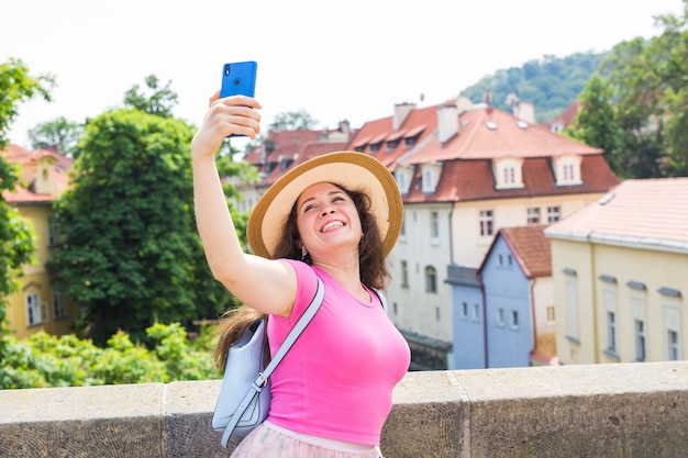 Ładna Młoda Kobieta W Okularach Po Spacerze W Europejskim Mieście I Robienia Selfie