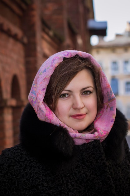 Zdjęcie Ładna młoda kobieta w szaliku