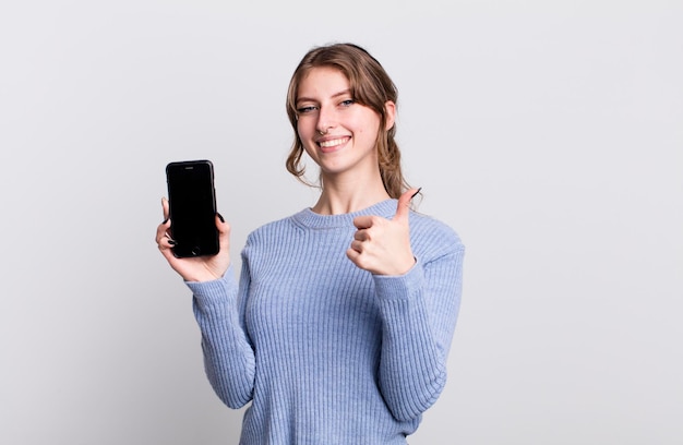 Ładna młoda kobieta za pomocą smartfona