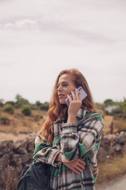 Zdjęcie Ładna modelka dzwoni telefonem