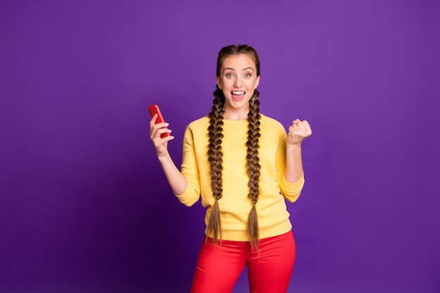 Ładna Nastolatka Pani Długie Warkocze Trzymając Telefon Szczęśliwy Nosić Na Co Dzień żółty Sweter Na Białym Tle Fioletowy Kolor ściany