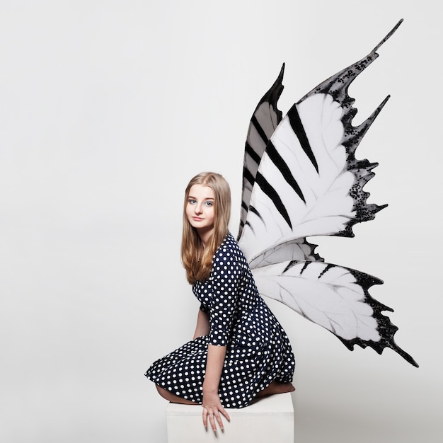 Zdjęcie Ładna nastolatka ze skrzydłami motyla