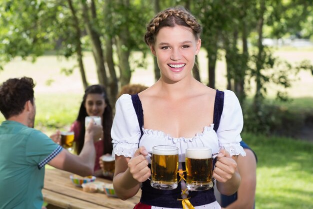 Ładna oktoberfest dziewczyna ono uśmiecha się przy kamerą