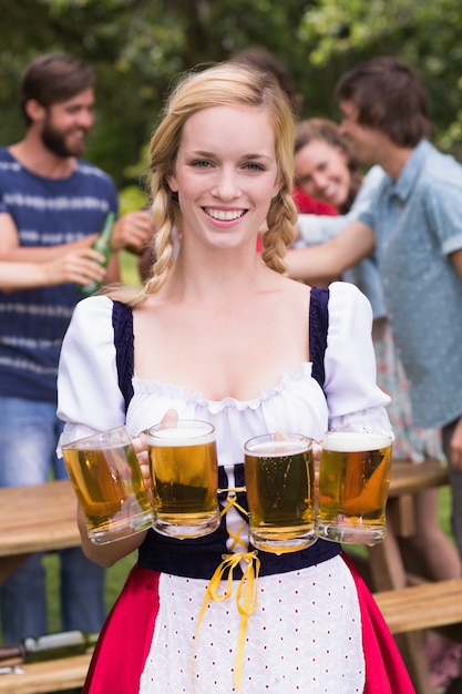 Zdjęcie Ładna oktoberfest dziewczyna ono uśmiecha się przy kamerą