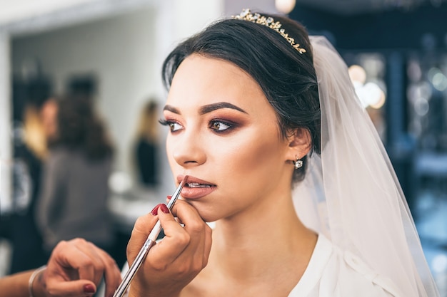 Ładna panna młoda na makeup przed wediing