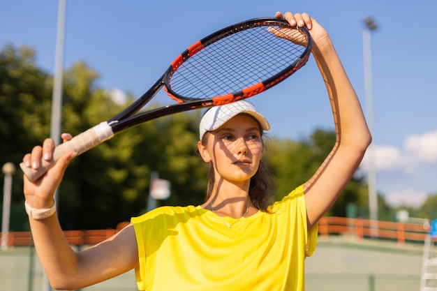 Ładna sportsmenka z rakietą na korcie tenisowym Zdrowy styl życia