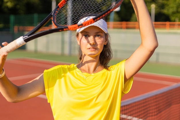 Ładna sportsmenka z rakietą na korcie tenisowym Zdrowy styl życia