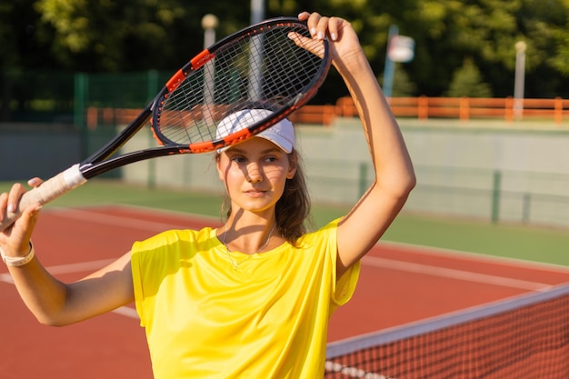 Ładna sportsmenka z rakietą na korcie tenisowym Zdrowy styl życia