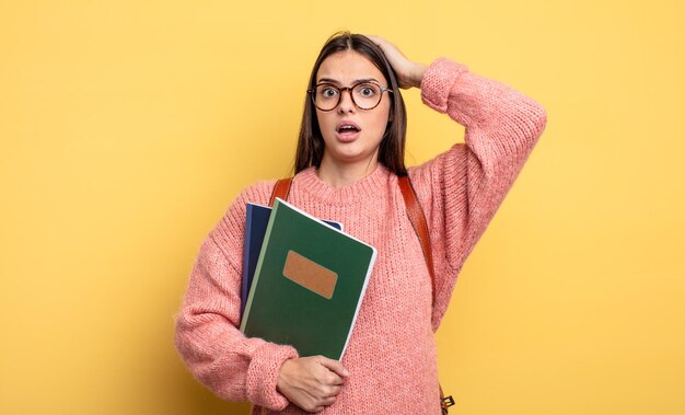 Ładna Studentka Czuje Się Zestresowana, Niespokojna Lub Przestraszona, Z Rękami Na Głowie