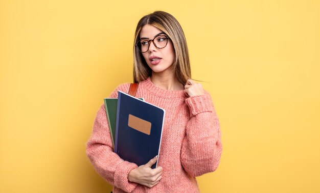 Ładna Studentka Czuje Się Zestresowana, Niespokojna, Zmęczona I Sfrustrowana. Książki I Plecak