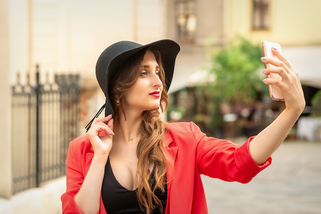 Ładna turystyczna dziewczyna bierze selfie.