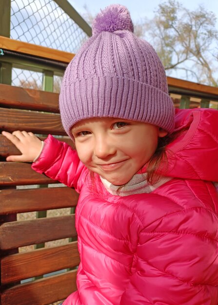 Zdjęcie Ładna uśmiechnięta dziewczyna spacerująca w jesiennym parku