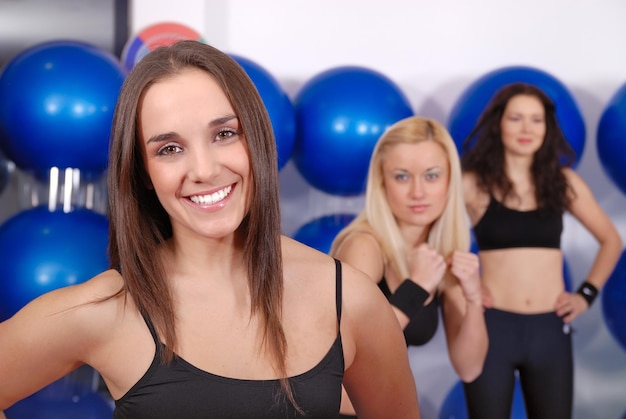ładne dziewczyny ćwiczące w klubie fitness