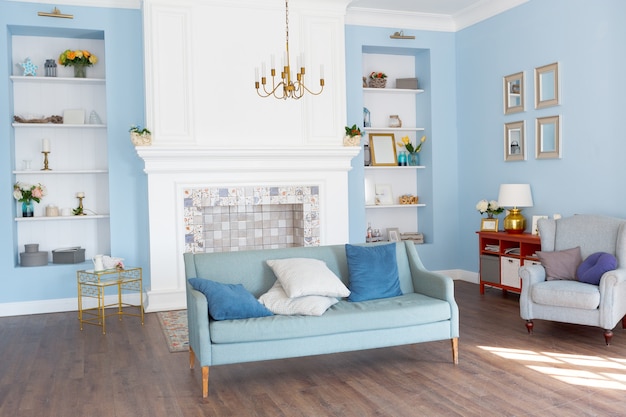 Ładne przytulne wnętrze przestronnego pokoju w delikatnych odcieniach błękitu