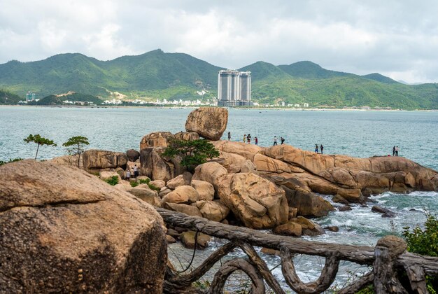 Ładne wybrzeże Nha Trang z skalistym wybrzeżem i nowoczesnymi wysokimi hotelami szorstkie piękno kamiennego wybrzeża spotyka się z piaszczystą przystanią otoczoną współczesną architekturą pod wietnamskim słońcem