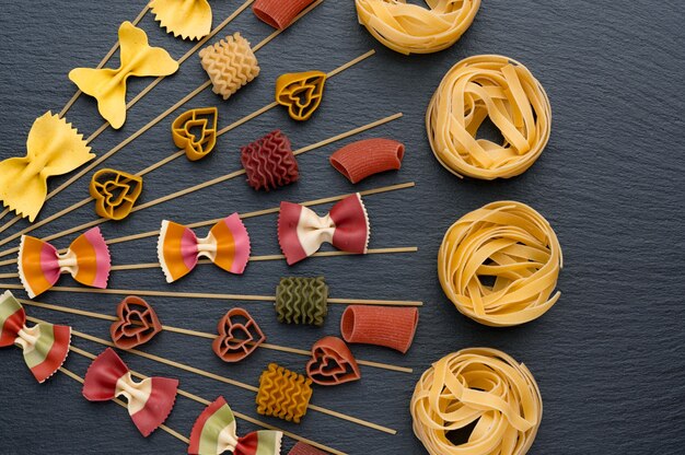 Zdjęcie Ładnie rozprowadzony makaron i spaghetti z postarzanym pergaminem